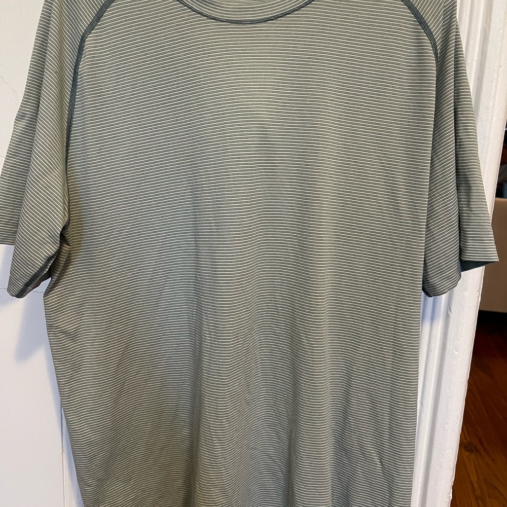 Lululemon Men’s XL green short sleeve shirt